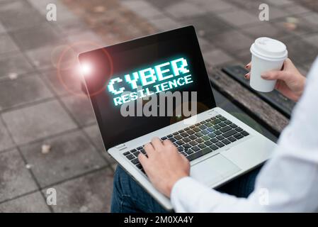 Segnale con Cyber Resilience. Parola scritta sulla misura in cui un'azienda può gestire un attacco informatico Foto Stock