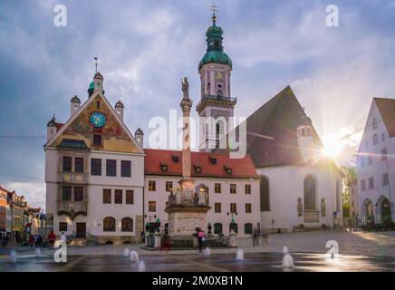 FREISING, GERMANIA: La colonna di Maria nella piazza della città con il municipio e la Chiesa di San Giorgio a Freising, Germania, Europa Foto Stock