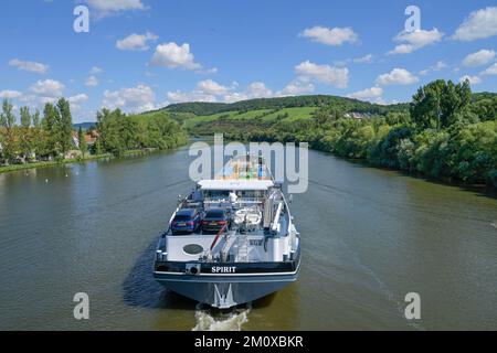 Nave da carico sul Main vicino a Veitshöchheim, Baviera, Germania, Europa Foto Stock