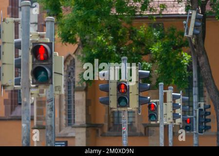 Konrad-Adenauer-Strasse, Bundesstraße 14, strada principale, Stoccarda, centro, traffico auto, semafori, pedoni, rosso, stop, Baden-Württemberg, tedesco Foto Stock