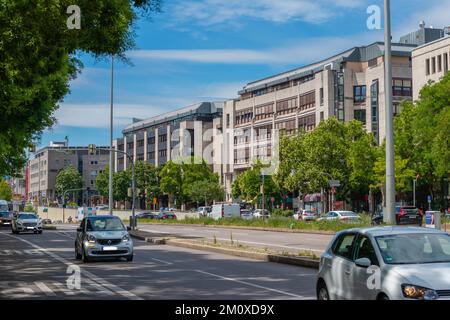 Konrad-Adenauer-Strasse, Bundesstraße 14, asse principale del traffico, Stoccarda, centro, Traffico automobilistico, edifici moderni, uffici, negozi, Baden-Württemberg, Germe Foto Stock