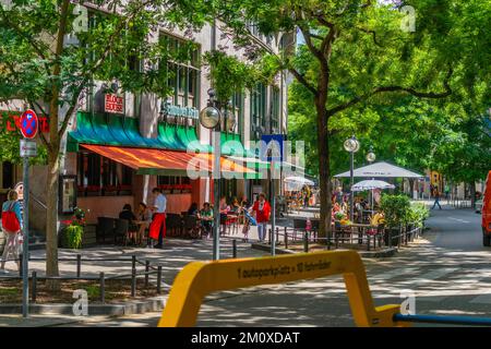 Eberhardstrasse, Stoccarda, centro, strada ciclabile, indicazioni stradali, Café, estate, alberi, Baden-Württemberg, Germania, Europa Foto Stock