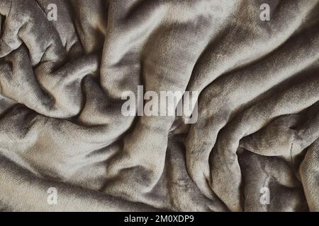 Tessuto grigio con grinze morbide come sfondo, abito da vestire grigio come sfondo da primo piano Foto Stock