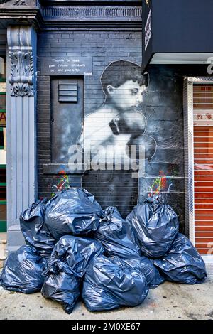 New York. Manhattan. Stati Uniti. Street graffiti e spazzatura a Little Italy. Omaggio agli immigrati irlandesi e italiani Foto Stock