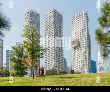 Edifici moderni sul Paseo de Los Arquitectos visto da Parque la Mexicana, Santa Fe, Città del Messico, Messico Foto Stock