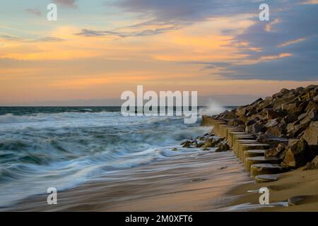 Le rocce a Fort Fisher, North Carolina contro l'alba panoramica Foto Stock