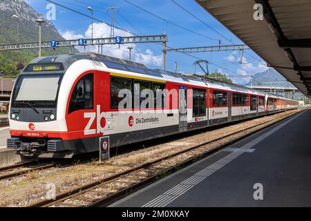 Un treno svizzero Die Zentralbahn alla stazione ferroviaria di Interlaken Ost in Svizzera Foto Stock