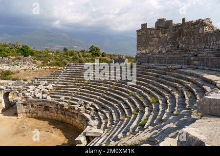 Antica città di Xanthos in turchia. Colonne in pietra con decorazioni e decorazioni. Rovine dell'antica civiltà greca, oggetti di pietra della cultura e dell'arte. Foto di alta qualità Foto Stock