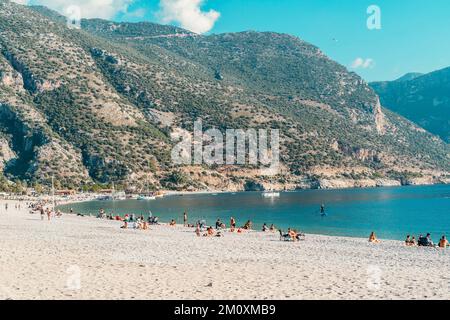 Spiaggia di Oludeniz laguna blu. Spiaggia mediterranea in un resort turco con turisti in vacanza. Estate, vacanza, viaggio. Foto di alta qualità Foto Stock