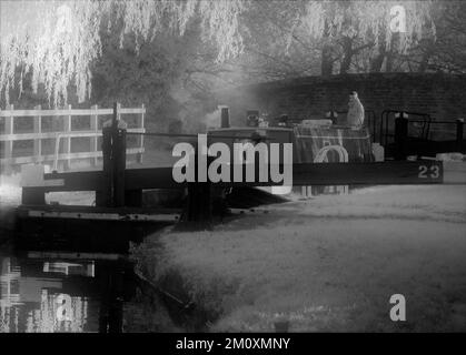 Foto in bianco e nero con toni seppia di barche a chiodera sui canali dello Staffordshire, tonalità seppia che porta un aspetto datato e nostalgico alla scena. Foto Stock