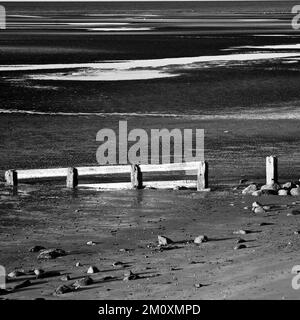 Impressioni costiere di estuario e spiaggia, Menai Straits dalla città di Llanfairfechan sulla costa del Galles del Nord Foto Stock