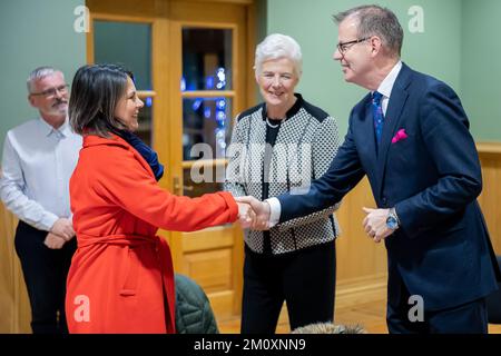 Dublino, Irlanda. 08th Dec, 2022. Annalena Baerbock (Bündnis 90/Die Grünen, l), ministro degli Affari esteri, accoglie i membri dell'Assemblea dei cittadini dei Giardini zoologici di Dublino. Credit: Christoph Soeder/dpa/Alamy Live News Foto Stock