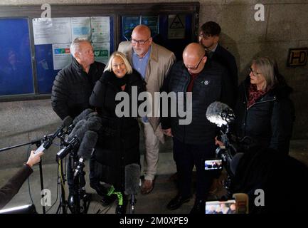 Londra, Regno Unito. 8th Dec, 2022. La famiglia e gli amici di Harry Dunns parlano ai media dopo il verdetto al Bailey vecchio. Anne Sacoolas è stata data una condanna di 8 mesi, sospesa per 12 mesi dopo che ha ucciso Harry Dunn nell'agosto 2019 mentre guidava sul lato sbagliato della strada credito: Mark Thomas/Alamy Live News Foto Stock