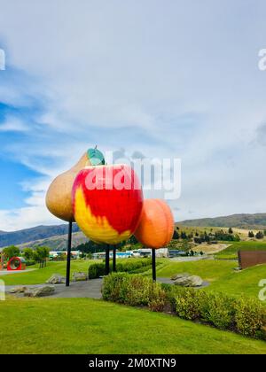 Frutta gigante in mostra a Cromwell, Nuova Zelanda. Foto Stock