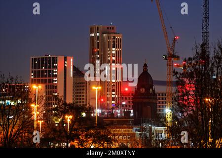 Arena Quarter edifici per studenti e il Municipio nel centro di Leeds Foto Stock