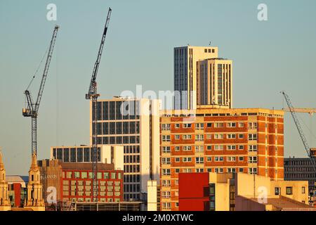 Marlborough Towers a Leeds circondato da edifici più moderni, tra cui l'edificio più alto dello Yorkshire, la 'Altus House' Foto Stock