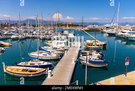 Antibes, Francia - 4 agosto 2022: Vista panoramica del porto di Vauban e yacht marina con mura medievali Bastione Saint Jaume sulla riva costo Azure Foto Stock