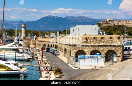 Antibes, Francia - 4 agosto 2022: Vista panoramica del porto di Vauban e del porto turistico per yacht con le mura medievali del Bastione Saint Jaume e il castello di Fort Carre Foto Stock