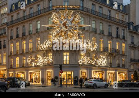 Vista della facciata di Christian Dior Parigi con decorazioni natalizie Foto Stock