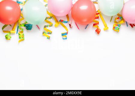 Palloncini e varie decorazioni per feste vista dall'alto. Decorazioni in stile appartamento con stile party Foto Stock