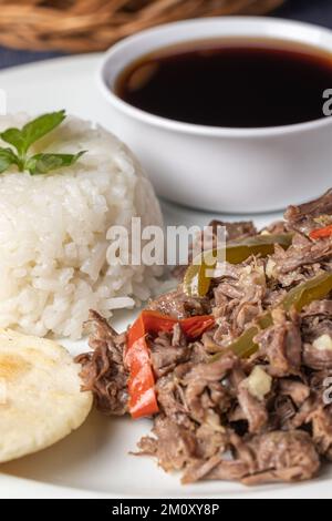 Primo piano di carne grattugiata con riso e salsa, cibo tipico cubano. Foto Stock