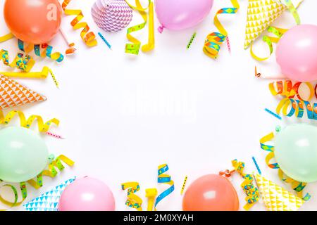 Cornice di palloncini e varie decorazioni per feste vista dall'alto. Decorazioni in stile appartamento con stile party Foto Stock