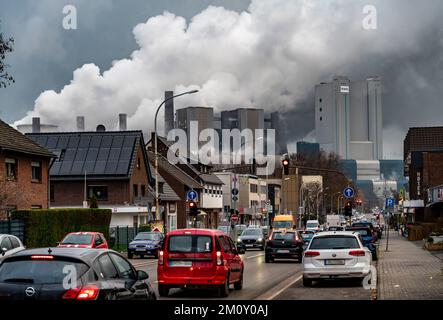 Dormagener Straße a Niederaußem, centrale a lignite, centrale elettrica RWE Power AG Niederaußem, vicino Bergheim, NRW, NRW, Germania, Foto Stock