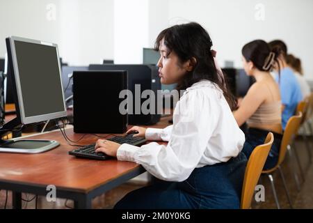 Scuola di base di apprendimento di programmazione in corso di gruppo in computer college Foto Stock