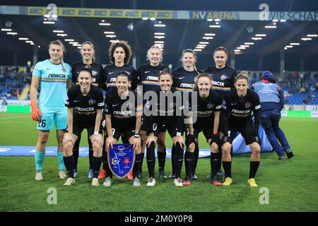 Pölten, Austria, 08/12/2022, St Polten linea di partenza per la partita di gruppo UEFA Womens Champions Legaue SKN St Polten vs Slavia Praha alla NV Arena St Polten (Tom Seiss/ SPP) Credit: SPP Sport Press Photo. /Alamy Live News Foto Stock