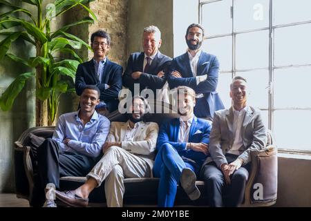 ritratto di uomini d'affari diversi, gruppo di giovani e adulti maschi che lavorano nel mondo dell'imprenditorialità, generazioni e culture diverse collaborora Foto Stock