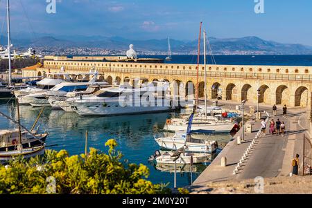 Antibes, Francia - 4 agosto 2022: Vista panoramica del porto di Vauban e yacht marina con mura medievali Bastione Saint Jaume sulla riva costo Azure Foto Stock