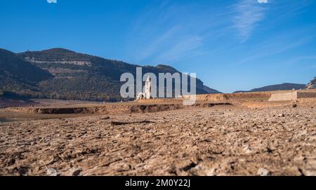 Sau palude senza acqua a causa dei problemi di estrema secchezza e mancanza di pioggia. Desertificazione del suolo, mancanza di acqua, cambiamento climatico, ambiente Foto Stock