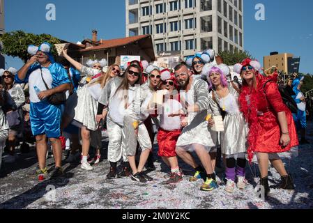 Gente felice in squadre vestite con costumi colorati sfilando al limassol carnevale parata a cipro Foto Stock