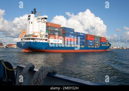 Klaipeda, Lituania - 14 agosto 2019: Trasporti navali container di dimensioni camion, focus selettivo. Container con carico installato su una nave nel porto. Foto Stock