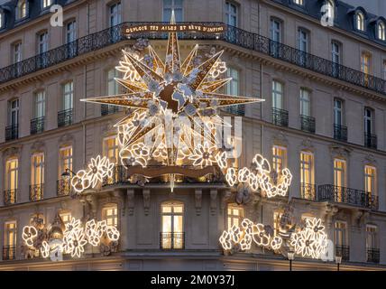 Vista della facciata di Christian Dior Parigi con decorazioni natalizie Foto Stock