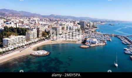 Veduta aerea della città spagnola di Marbella sulla costa mediterranea Foto Stock