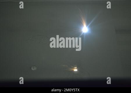 La stampante 3D stampa oggetti da polvere metallica. Il metallo viene sinterizzato al laser in forma 3D nella camera di lavoro. Macchina sinterizzatrice laser per metalli. Lavoro di robotica. Stampante additiva Metal 3D Foto Stock