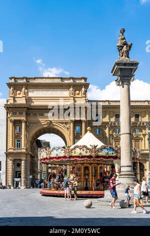 Primo piano della giostra e dell'arco monumentale in Piazza della Repubblica su un cielo blu, Firenze, Toscana, Italia. Foto Stock