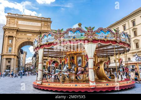 Primo piano della giostra e dell'arco monumentale in Piazza della Repubblica su un cielo blu, Firenze, Toscana, Italia. Foto Stock