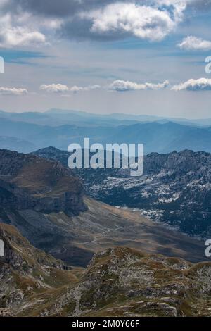 Una foto verticale delle montagne Durmitor con una cima Bobotov Kuk durante il giorno in Montenegro Foto Stock
