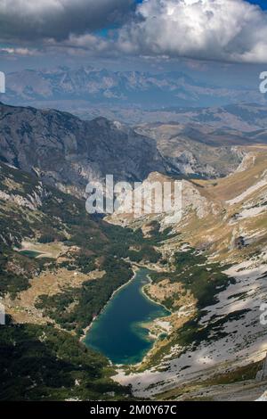 Uno scatto verticale dalla cima della montagna Durmitor del lago blu di Susicko in Montenegro Foto Stock