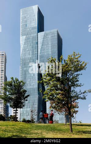 Edifici moderni sul Paseo de Los Arquitectos visto da Parque la Mexicana, Santa Fe, Città del Messico, Messico Foto Stock