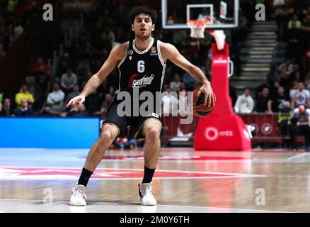 Belgrado, Serbia, 2nd dicembre 2022. Alessandro Pajola di Virtus Segafredo Bologna in azione durante la partita Eurolega della Turkish Airlines 2022/2023 tra Crvena Zvezda MTS Belgrado e Virtus Segafredo Bologna ad Aleksandar Nikolic a Belgrado, Serbia. Dicembre 2, 2022. Credito: Nikola Krstic/Alamy Foto Stock