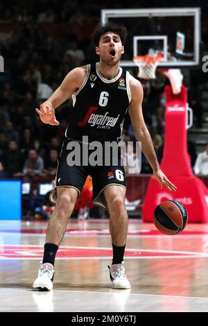 Belgrado, Serbia, 2nd dicembre 2022. Alessandro Pajola di Virtus Segafredo Bologna reagisce durante la partita Eurolega della Turkish Airlines del 2022/2023 tra Crvena Zvezda MTS Belgrado e Virtus Segafredo Bologna ad Aleksandar Nikolic a Belgrado, in Serbia. Dicembre 2, 2022. Credito: Nikola Krstic/Alamy Foto Stock