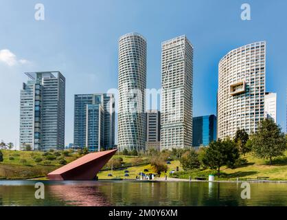 Edifici moderni sul Paseo de Los Arquitectos visto da Parque la Mexicana, Santa Fe, Città del Messico, Messico Foto Stock