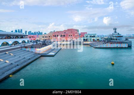 Il vecchio porto di Doha è stato risviluppato nel quartiere di Mina, Box Park, Qatar Foto Stock