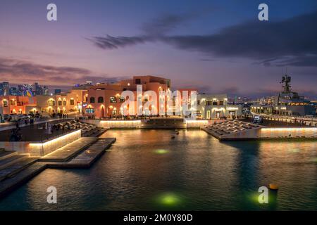 Il vecchio porto di Doha è stato risviluppato nel quartiere di Mina, Box Park, Qatar Foto Stock