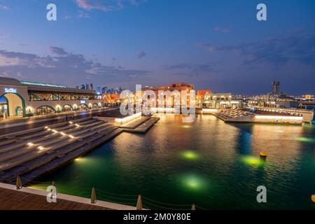 Il vecchio porto di Doha è stato risviluppato nel quartiere di Mina, Box Park, Qatar Foto Stock