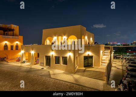 Il vecchio porto di Doha è stato risviluppato nel quartiere di Mina, Box Park, Qatar Foto Stock