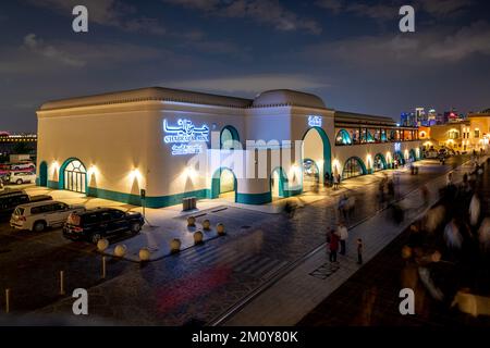 Il vecchio porto di Doha è stato risviluppato nel quartiere di Mina, Box Park, Qatar Foto Stock